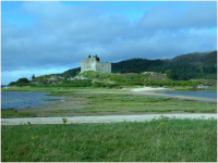 Castle Tioram – access via a causeway at most times, except on spring tides.png